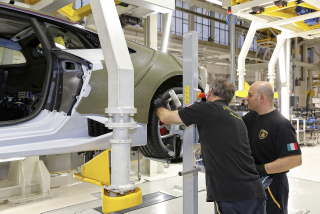 Illustration for article titled El minucioso proceso de construir un Lamborghini, foto a foto